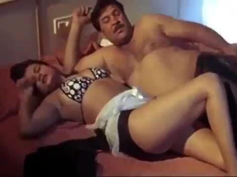 Pareja india tetona - Los amantes juegan desnudos